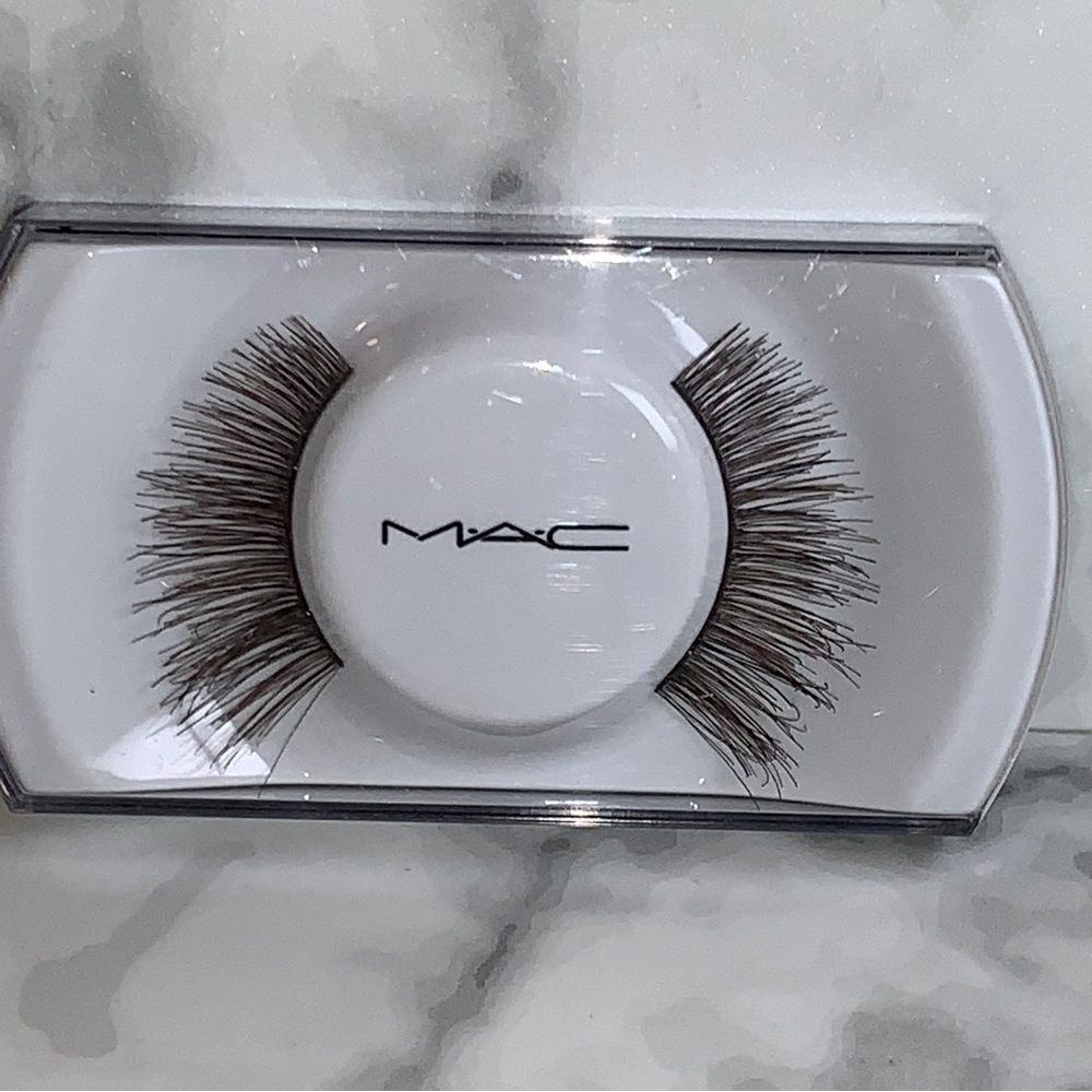 MAC 34 FALSE LASHES ⭐️RARE⭐️ - Picture 2 of 11